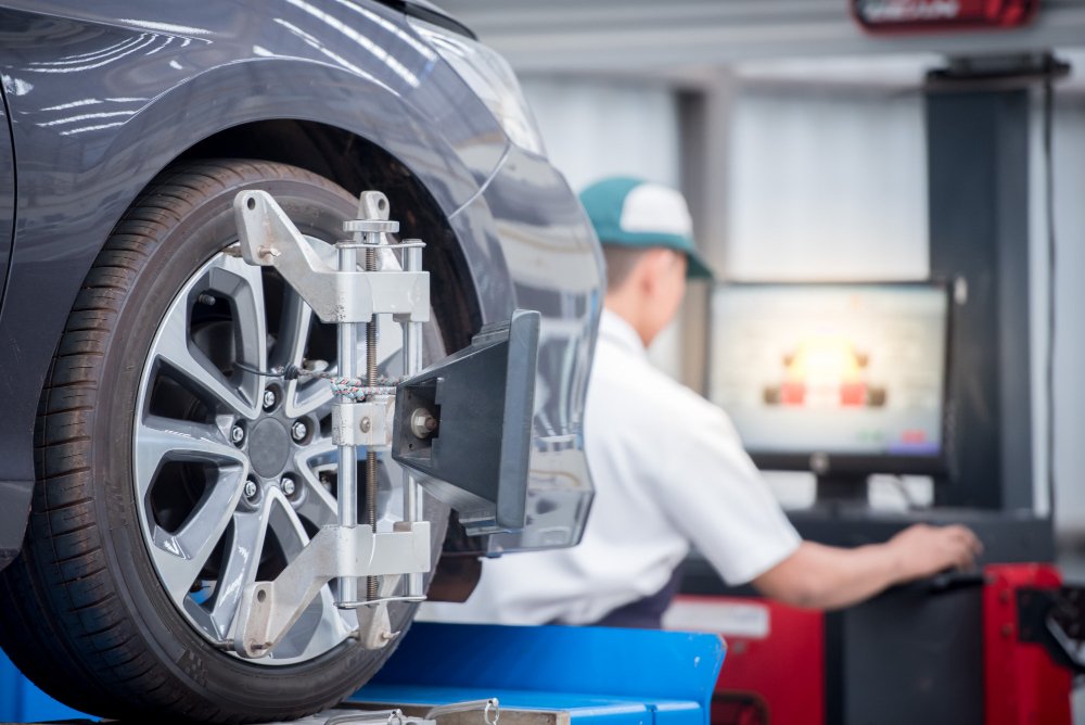 Computerized wheel alignment service in Riyadh – precision wheel balancing for smooth and safe driving.